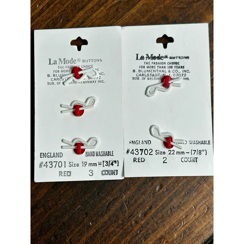 La Mode Red Ribbed Buttons Vintage Made in England 19mm 22mm Shank 5 Count